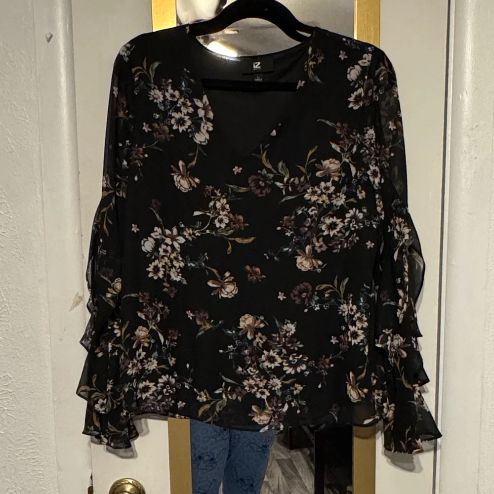 Iz Byer Black Floral Blouse with Ruffle Detail - Picture 1 of 4